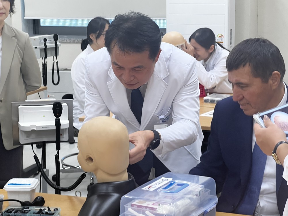 우주베키스탄 기묘대학교 총장단 임상술기센터 소개 및 견학 사진_3