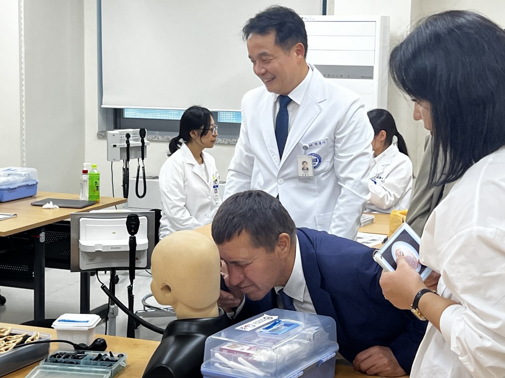 우주베키스탄 기묘대학교 총장단 임상술기센터 소개 및 견학 사진_4